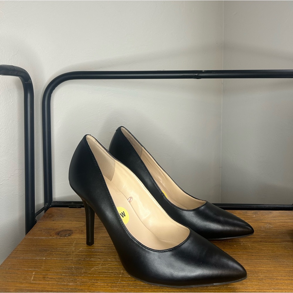 Nine West Black Leather Heel Size 9 WIDE